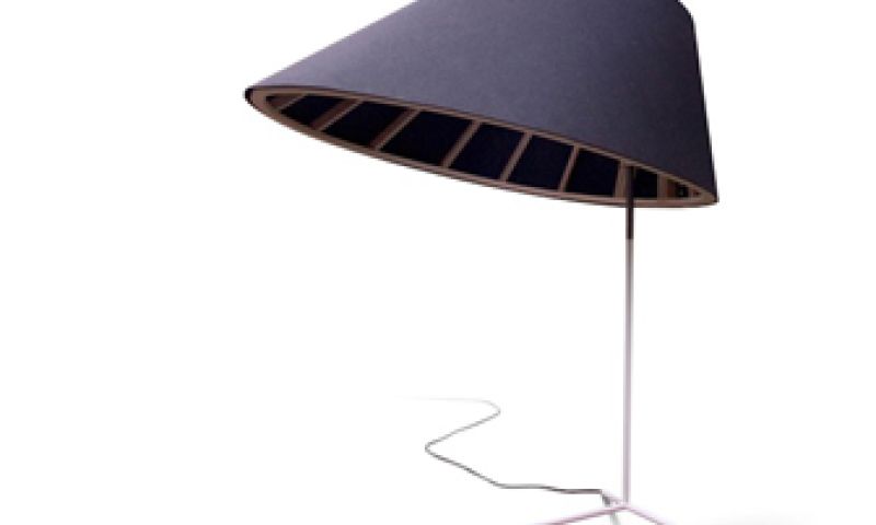 Grote hoed op ranke voet