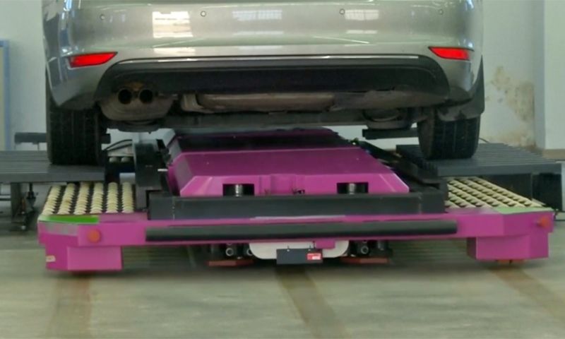 Deze robot parkeert auto's in de kleinste ruimtes