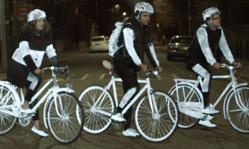 Mooi: onzichtbare Lifepaint licht fel op door autolampen