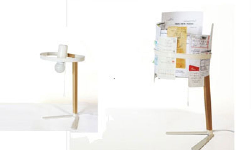 Een lampenkap van kassabonnen, brieven en post-its 