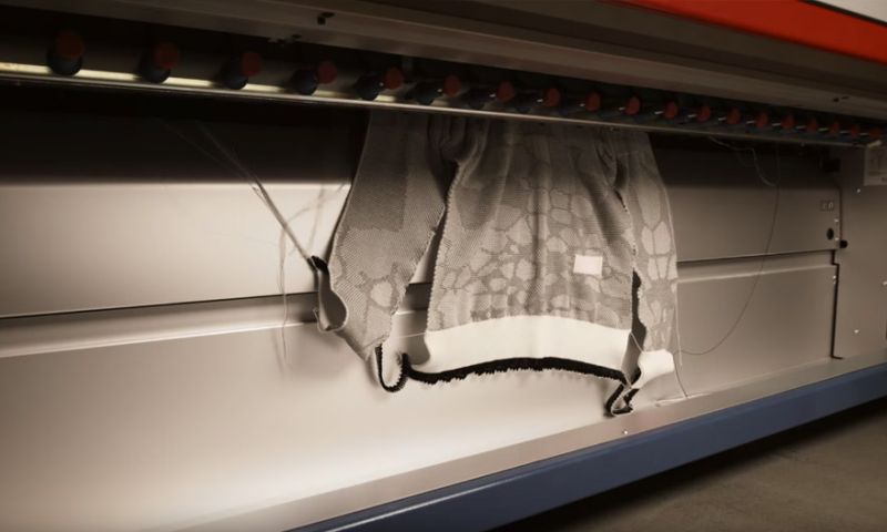 Adidas-robot breit een passende trui binnen een paar uur