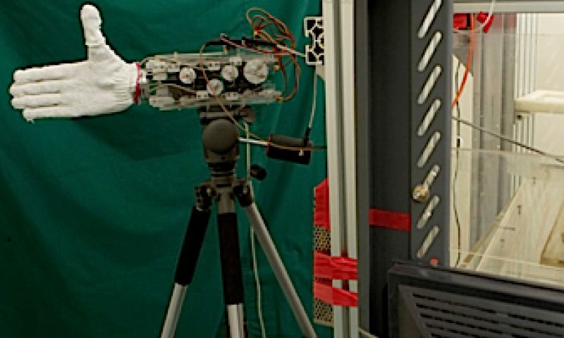 Breinimplantaat stuurt robothand aan