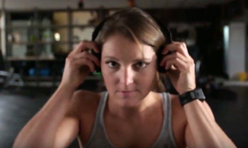 Fitgirl Yola test sporthorloge TomTom Spark 3