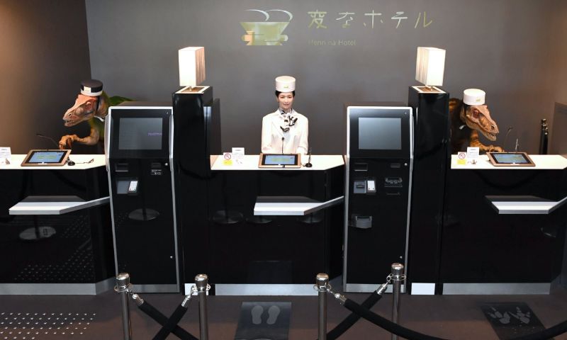 robothotel japan ontslaat helft robots