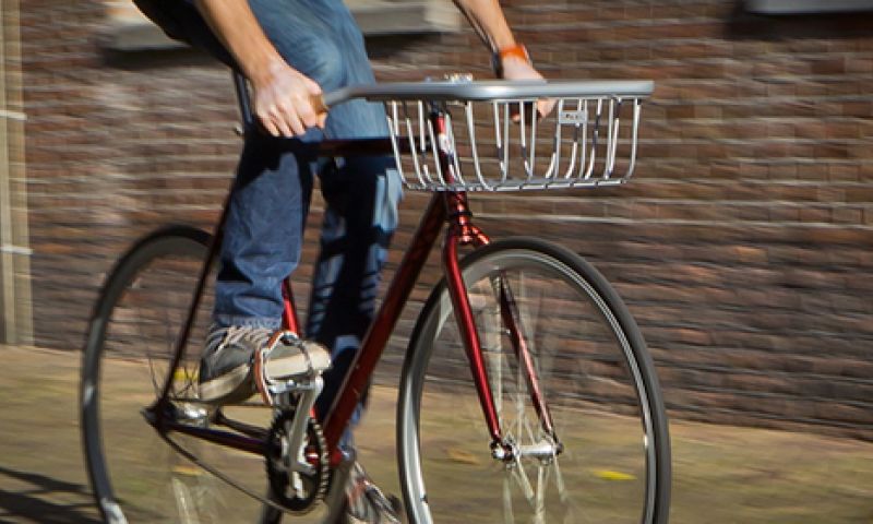 Voor op de fiets: een mand en een stuur in één