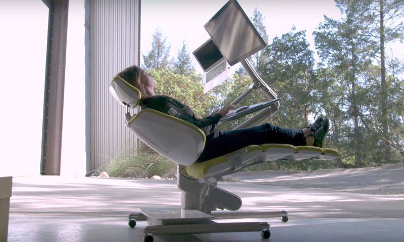 Liggend werken? Met dit bureau kan het