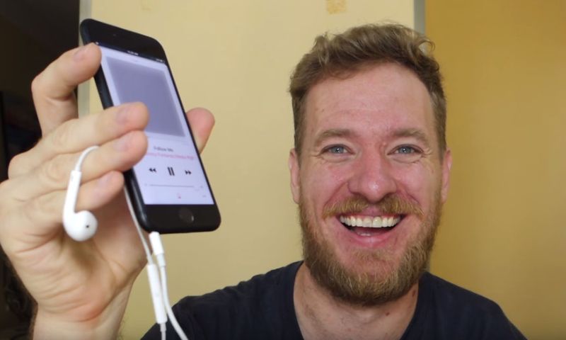 Doe-het-zelver bouwt koptelefoonaansluiting in iPhone 7