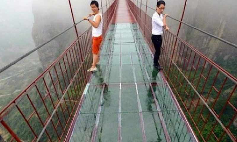 Durf jij over deze glazen brug op 300 meter hoogte te lopen?