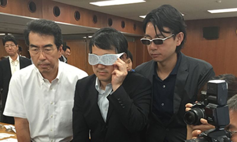 Deze bril zorgt ervoor dat camera's je gezicht niet herkennen