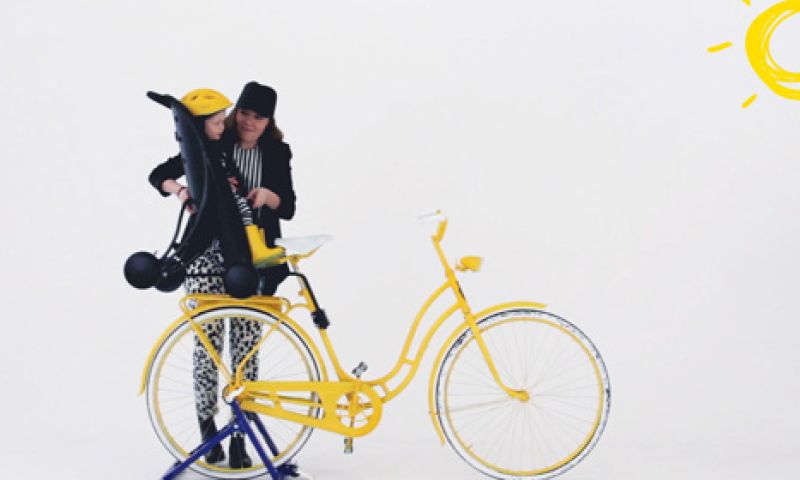 Buggy en fietszitje ineen laat ouders lekker fietsen