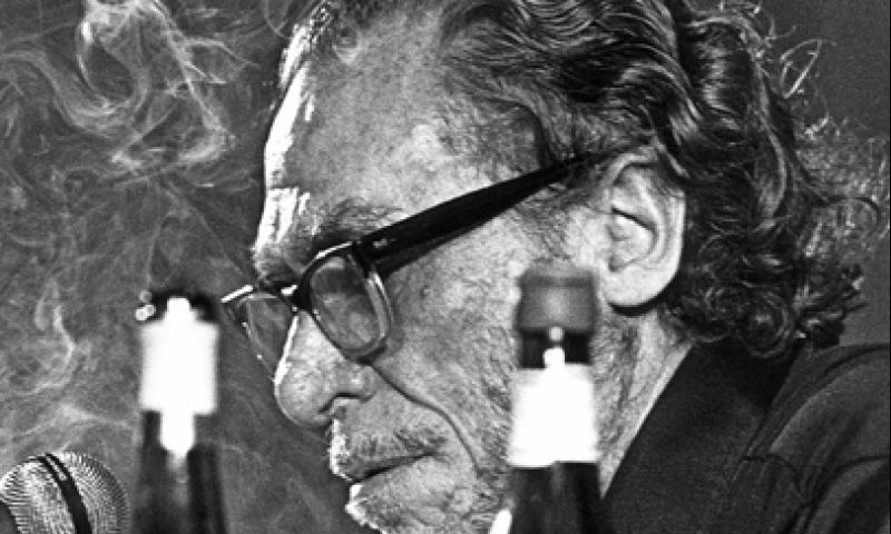 Apple blijft preuts: Bukowski-bundel geweigerd om naaktfoto