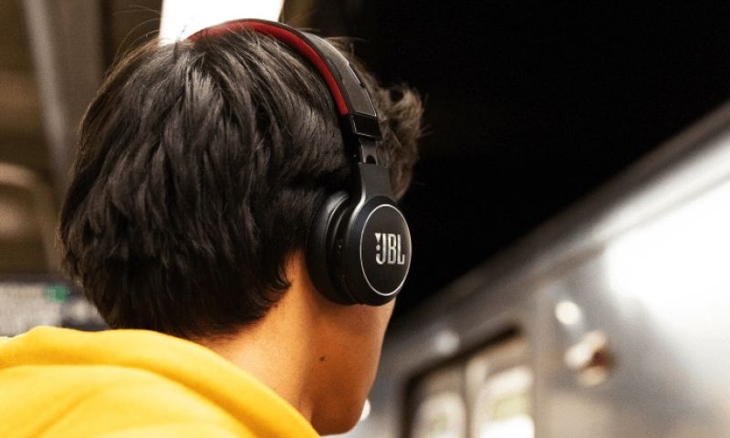 Zonne-koptelefoon van JBL moet oneindig lang werken