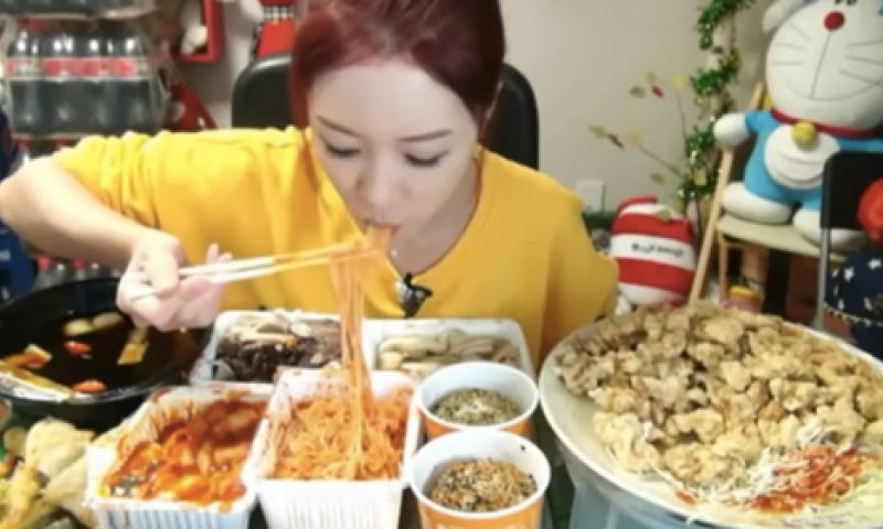 Video: beroemd met filmpjes van hoe je eet