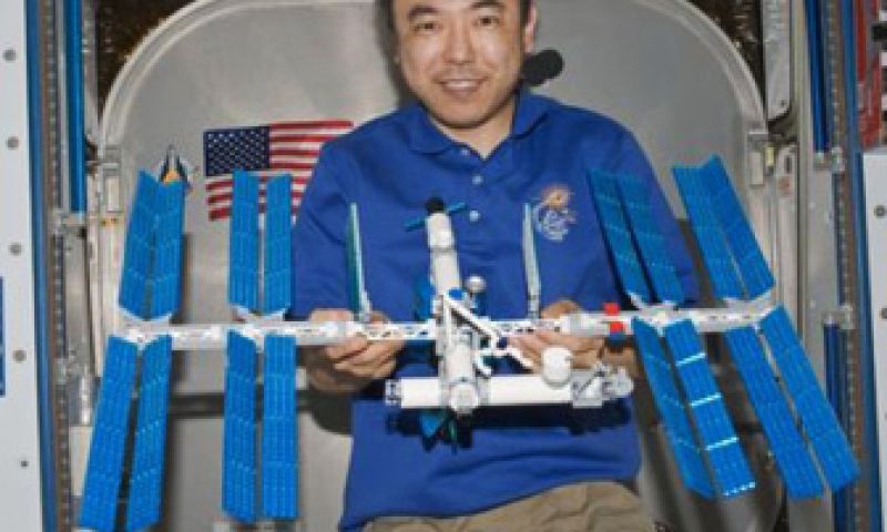 Astronaut bouwt ISS in de ruimte na