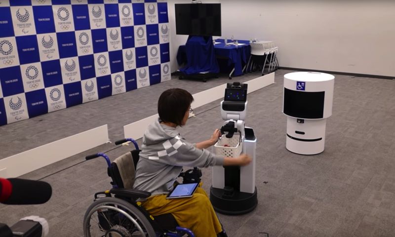 Robot gaan tijdens de Tokyo spelen drankjes bezorgen