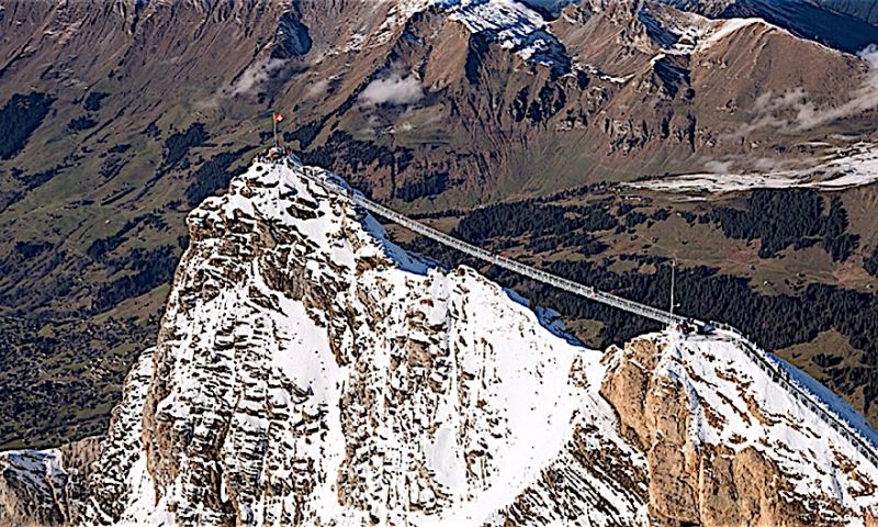 Loopbrug tussen twee bergtoppen in 360 graden