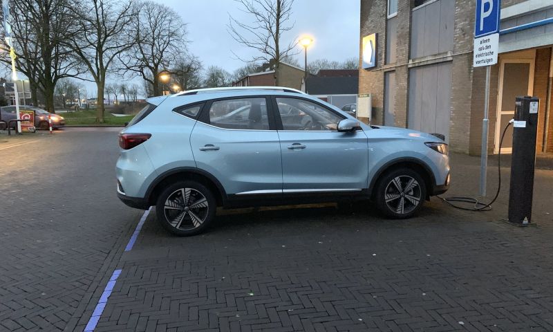 Waar laad ik mijn elektrische auto op zonder oprit?