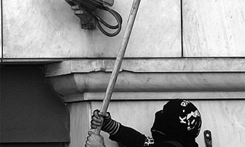 Activisten spelen reality-game om bewakingsscamera’s te vernietigen