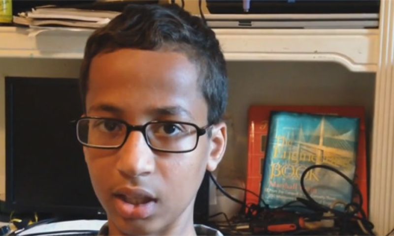 Obama nodigt jongen die werd opgepakt vanwege digitale klok uit