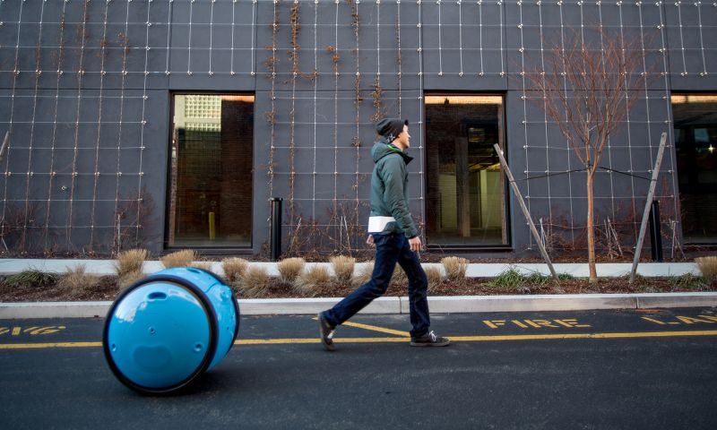 Deze robot van Vespa-makers vervoert je bagage