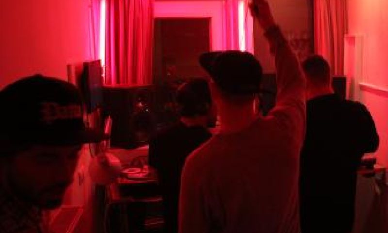 Radiozender van peeskamer naar app