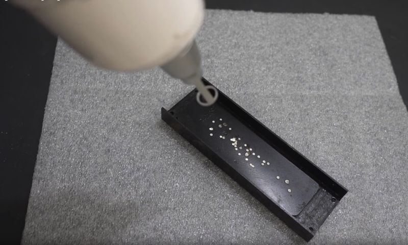 Chinese tatoeagelaser op eBay snijdt ook door metaal