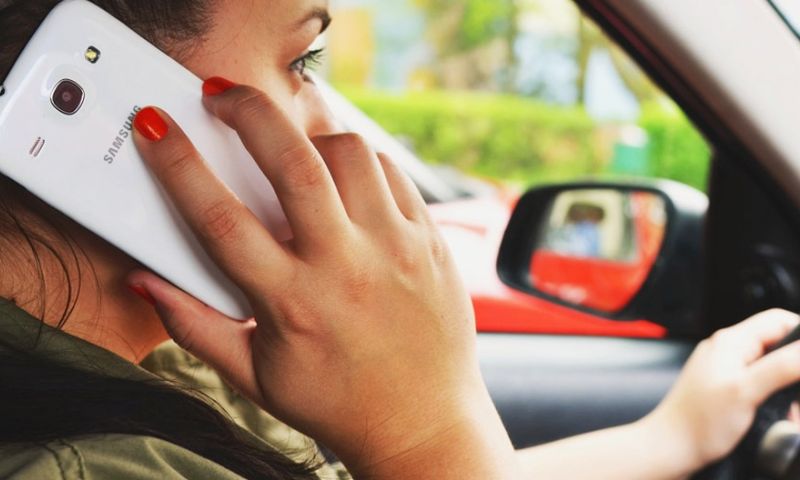 Onderzoek: Hands-free bellen achter het stuur leidt evengoed af