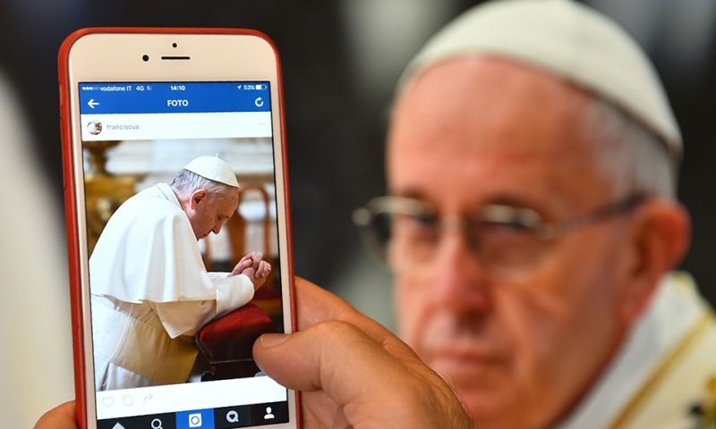 Paus roept op om smartphone af en toe weg te leggen