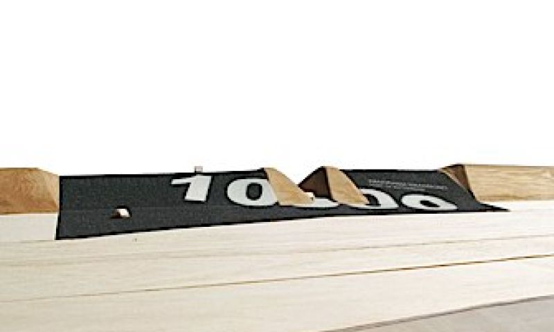 Scheuren over het strand