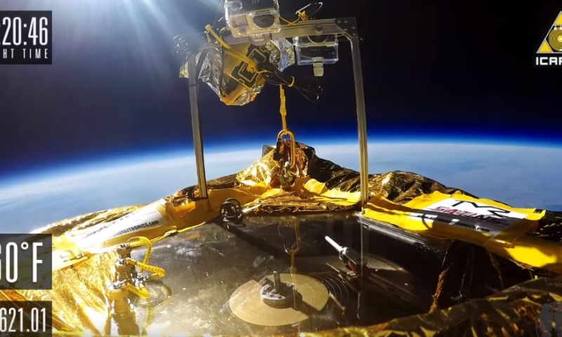 Jack White stuurt draaiende platenspeler de ruimte in