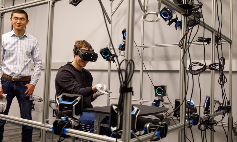 Zuckerberg showt handschoenen voor VR-bril Oculus Rift