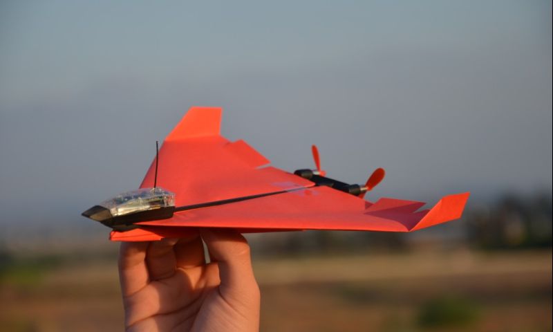 Smartphone bestuurbaar papiervliegtuigje weer Kickstarter hit