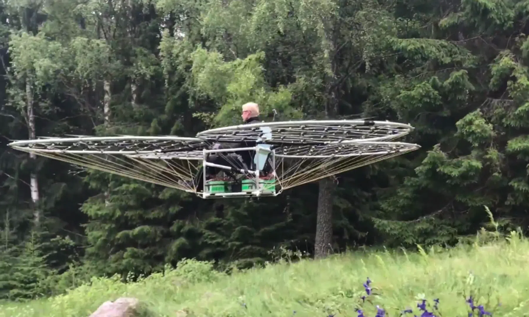 Video: Zweed stapt in bizarre zelfgebouwde vliegmachine