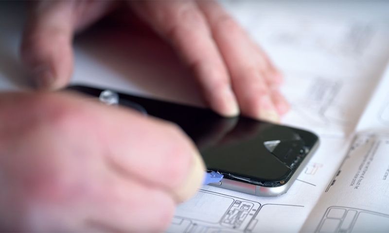 Uitpakparty: David vervangt zelf zijn iPhone-scherm