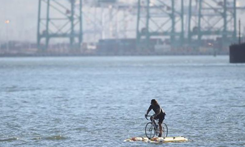 Op een mountainbike over water fietsen