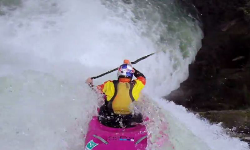 Kajakken van een waterval
