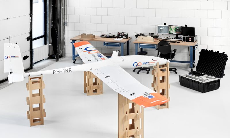 Deze grote vouwfiets zonder ketting trapt heel vreemd