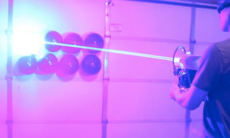 Zelfgemaakte lasergun schiet alles in de fik