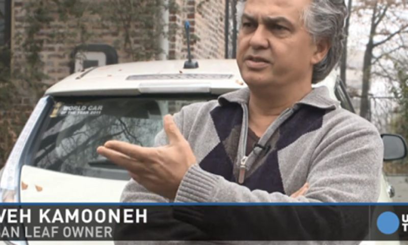 Man in cel voor opladen Nissan Leaf