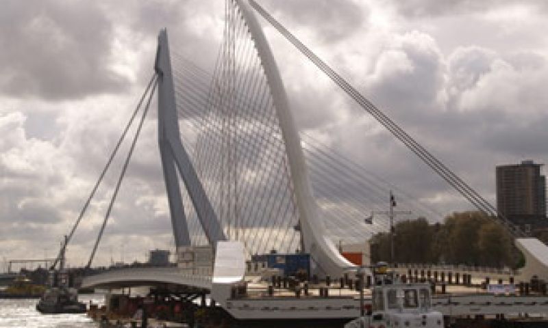 Brug van Calatrava vaart door Rotterdam