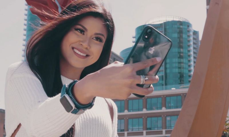 Horlogebandje met batterijen laadt Apple Watch op