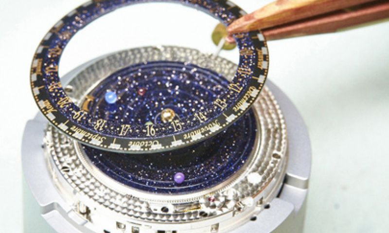 Cool: op dit horloge draaien de planeten rond