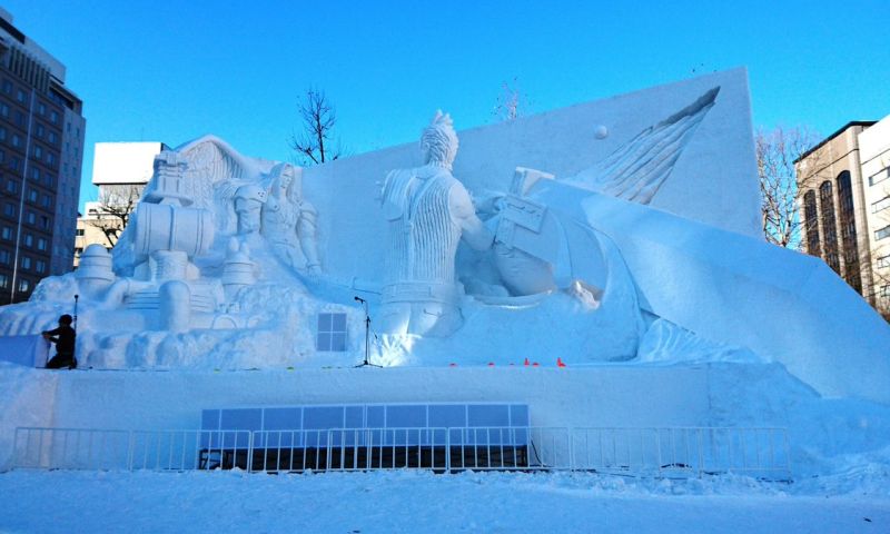 Final Fantasy VII als enorm beeldhouwwerk van sneeuw