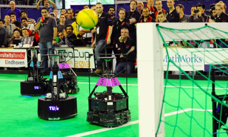 'Robot-Oranje' test nieuwe trucjes voor Brazilië