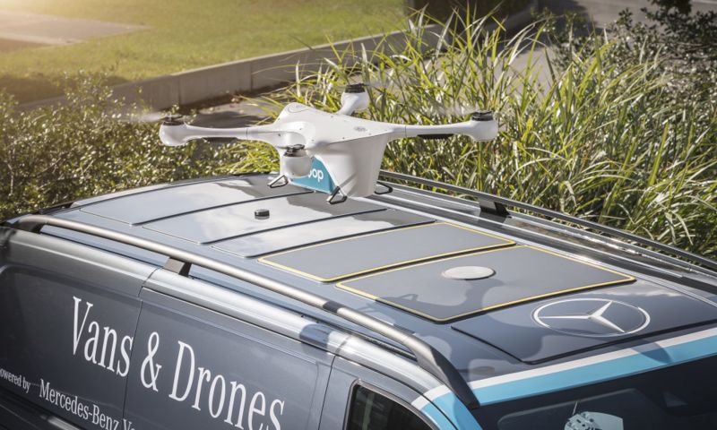 Mercedes-drones droppen pakjes op bestelbusjes