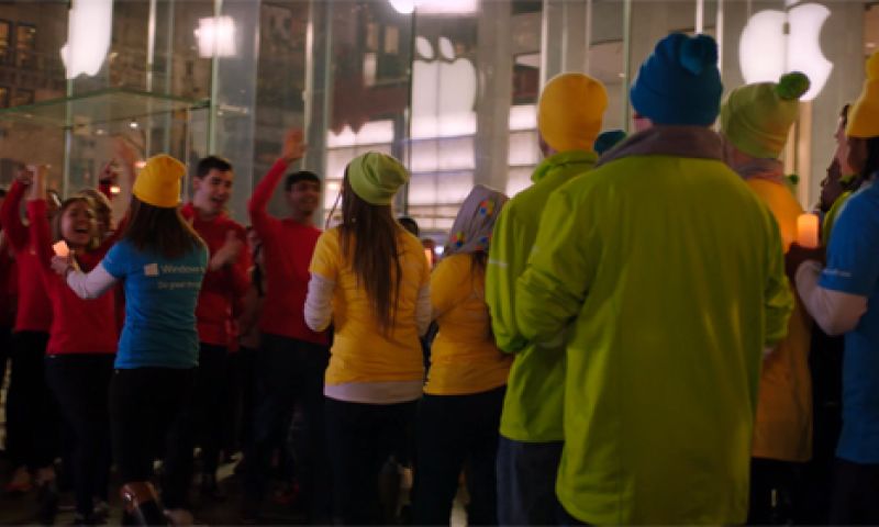 Video: Microsoft-koor zingt kerstliedjes voor de Apple Store