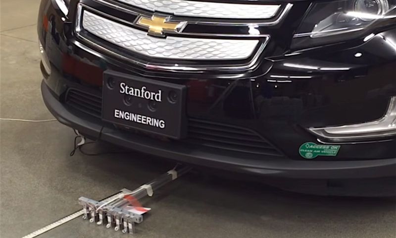 Kijk nou: zes microbots slepen auto van 1800 kg