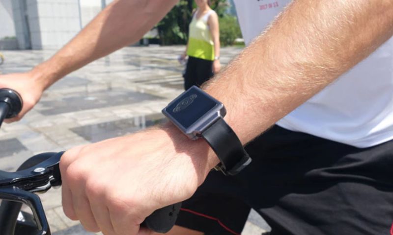 Dit horloge koelt of verwarmt je lichaam via je pols