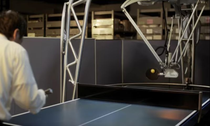 Video: pingpongrobot redt vader-dochterrelatie
