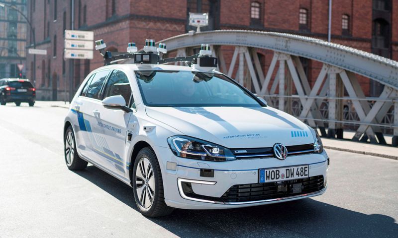 Zelfrijdende Volkswagens de weg op in Hamburg